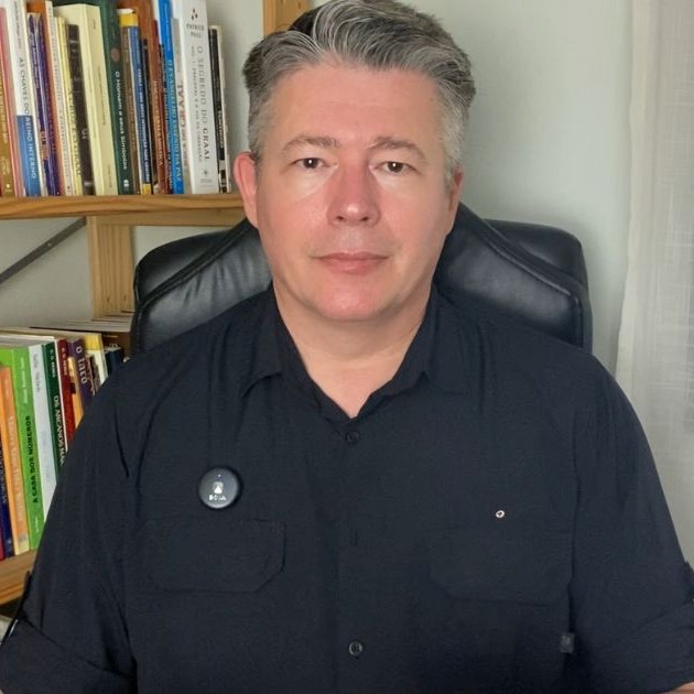 Retrato de Daniél Fidélis, orientador do curso